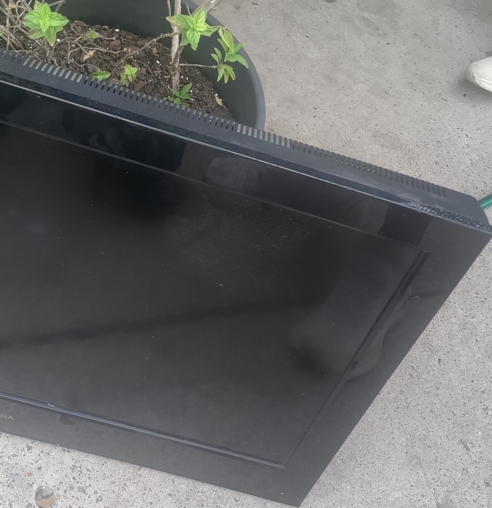 32" Hisense TV with remote